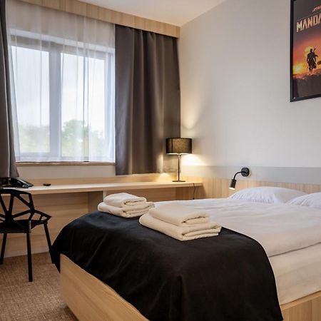 Hotel Dworski Galaktyczny Park Warzymice Bagian luar foto