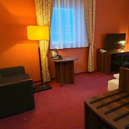 Hotel Dworski Galaktyczny Park Warzymice Bagian luar foto