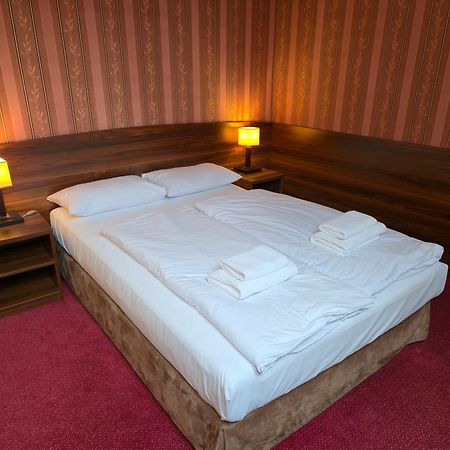 Hotel Dworski Galaktyczny Park Warzymice Bagian luar foto