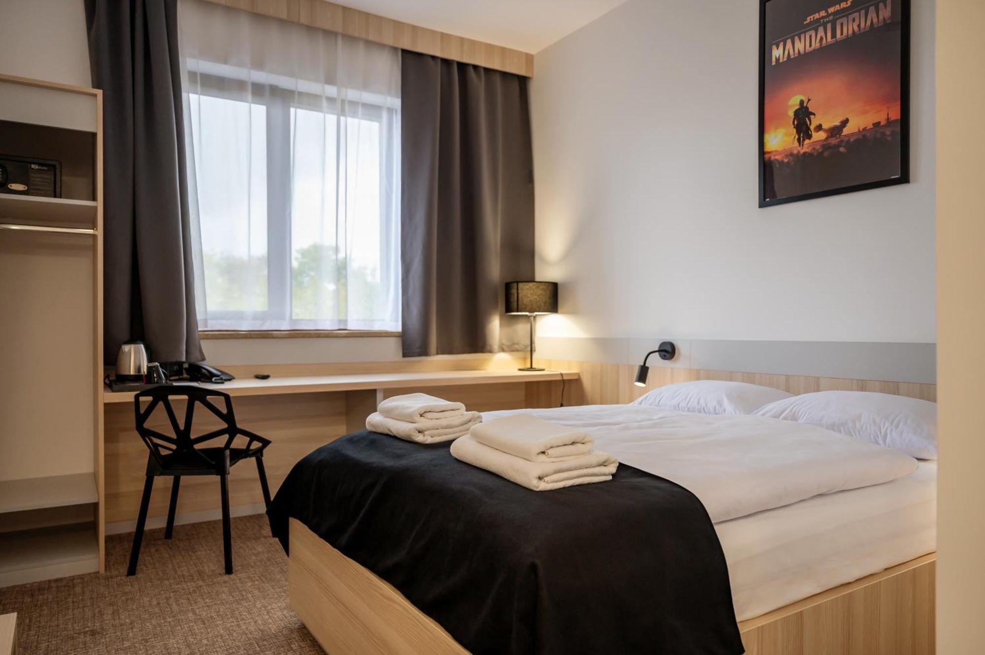 Hotel Dworski Galaktyczny Park Warzymice Bagian luar foto