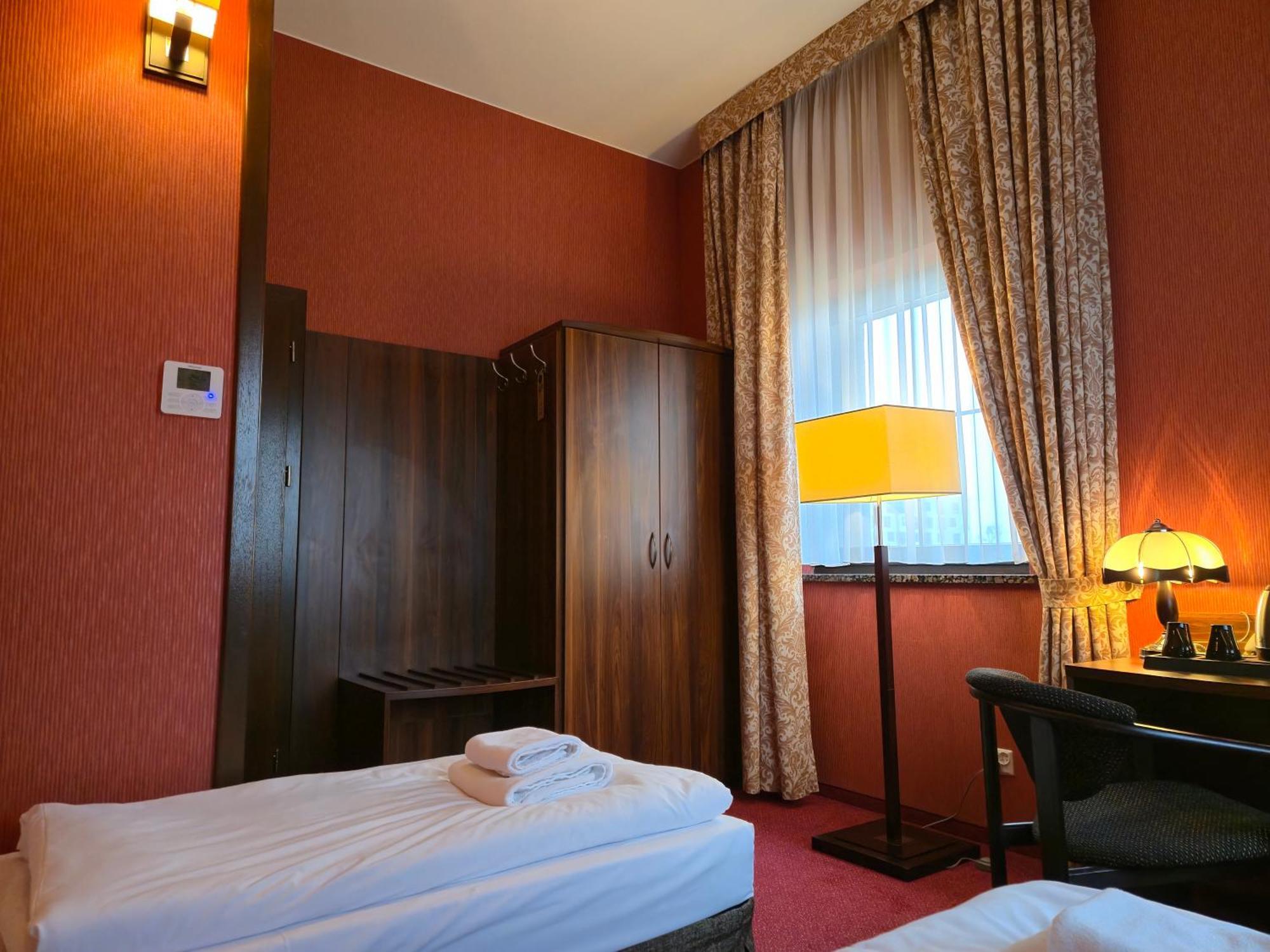 Hotel Dworski Galaktyczny Park Warzymice Bagian luar foto