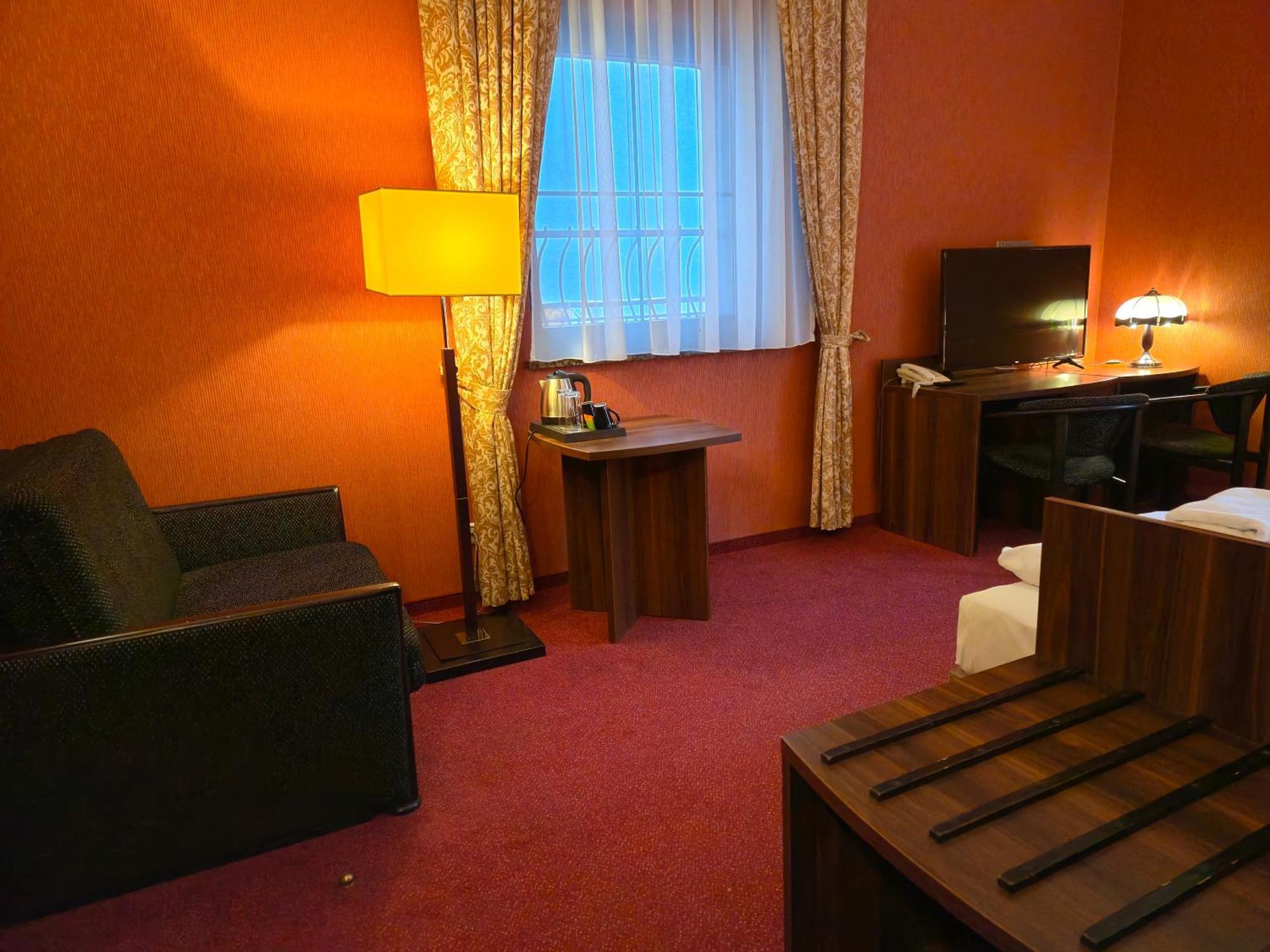 Hotel Dworski Galaktyczny Park Warzymice Bagian luar foto