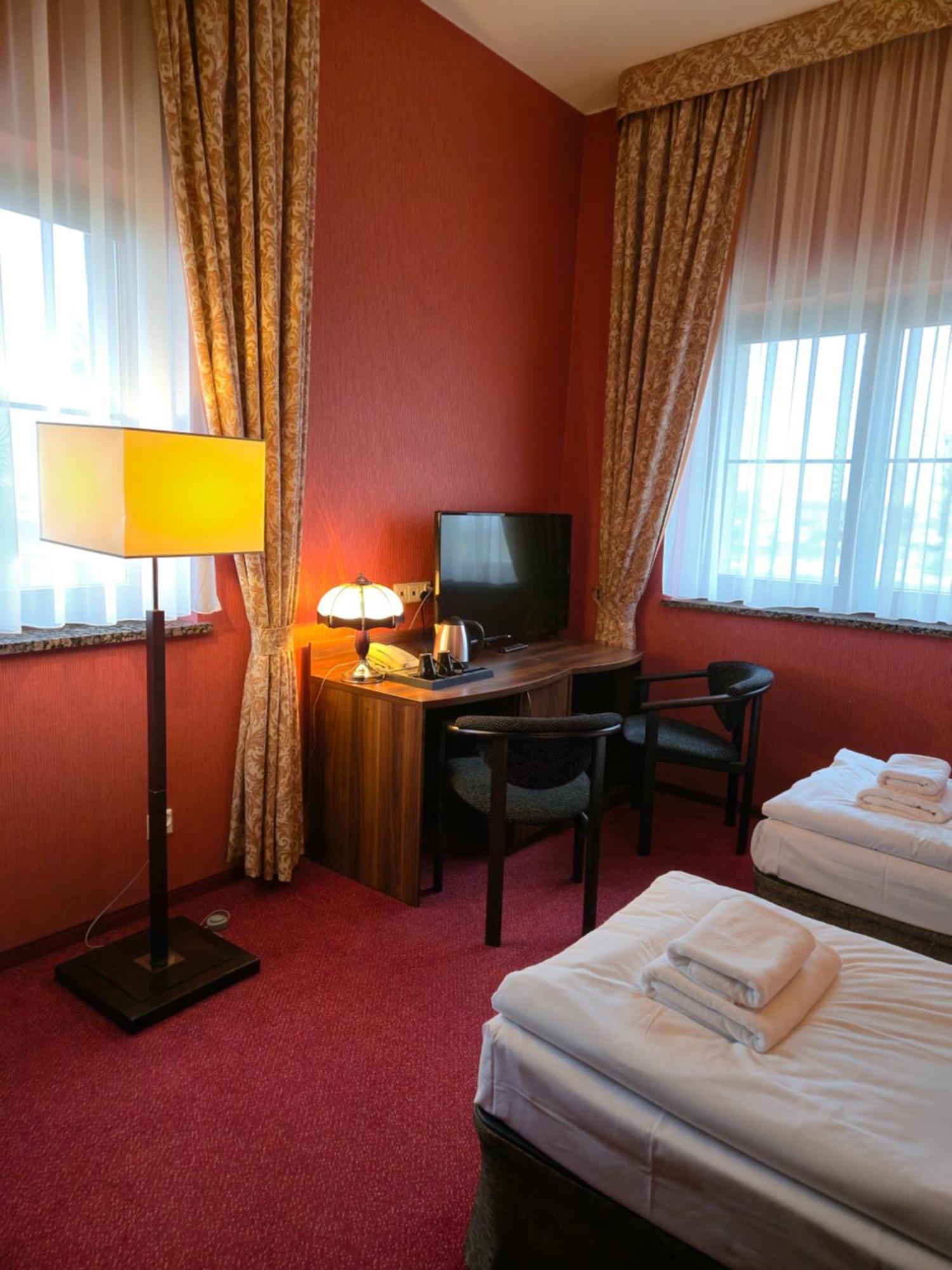 Hotel Dworski Galaktyczny Park Warzymice Bagian luar foto