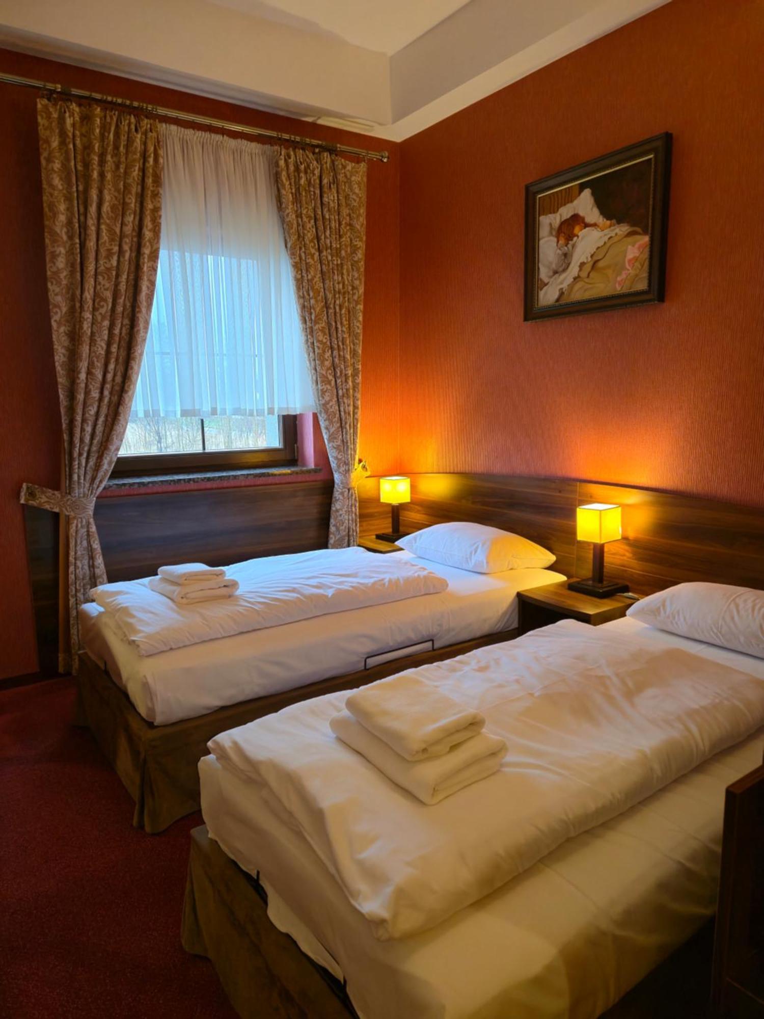 Hotel Dworski Galaktyczny Park Warzymice Bagian luar foto