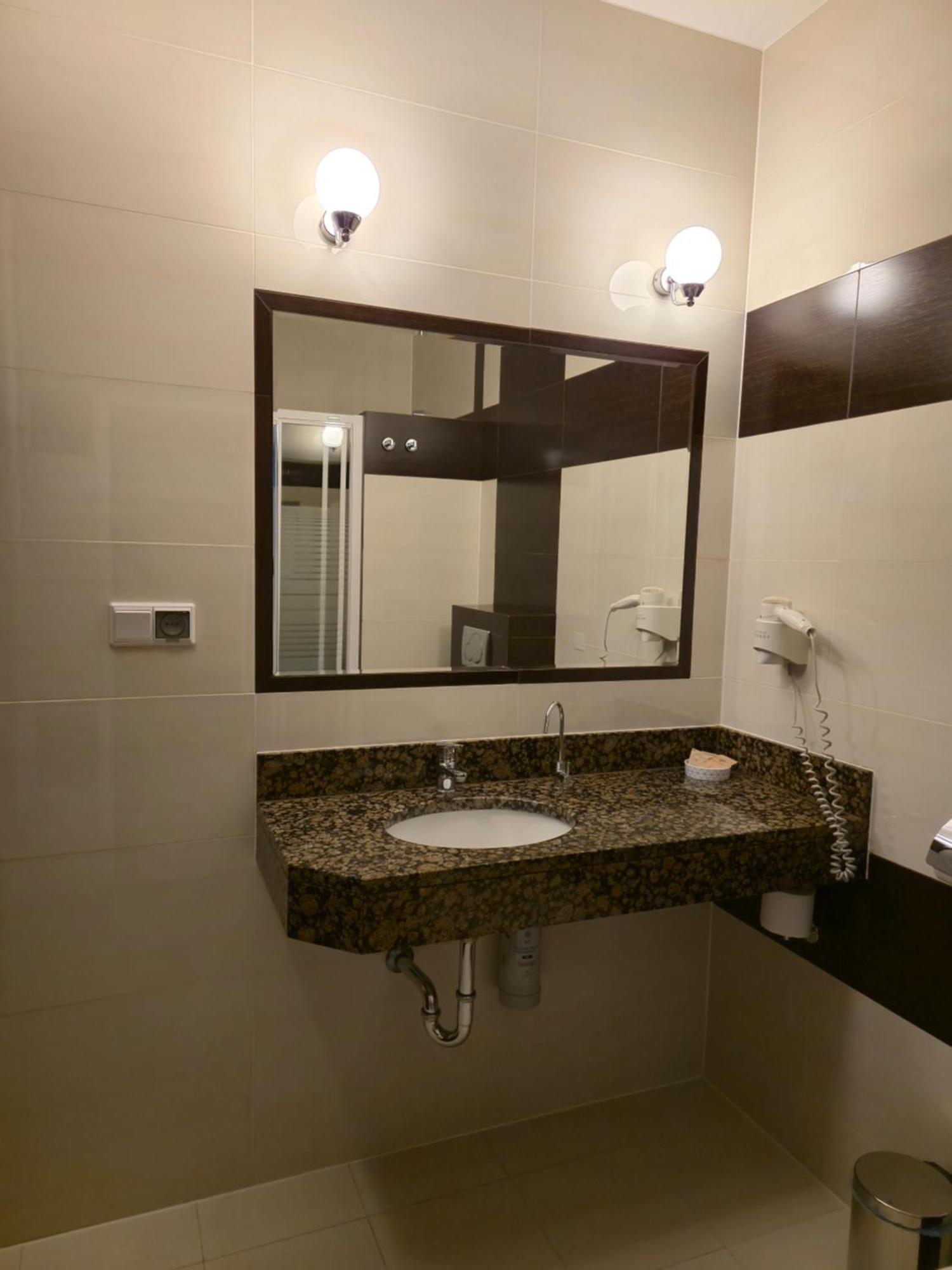 Hotel Dworski Galaktyczny Park Warzymice Bagian luar foto