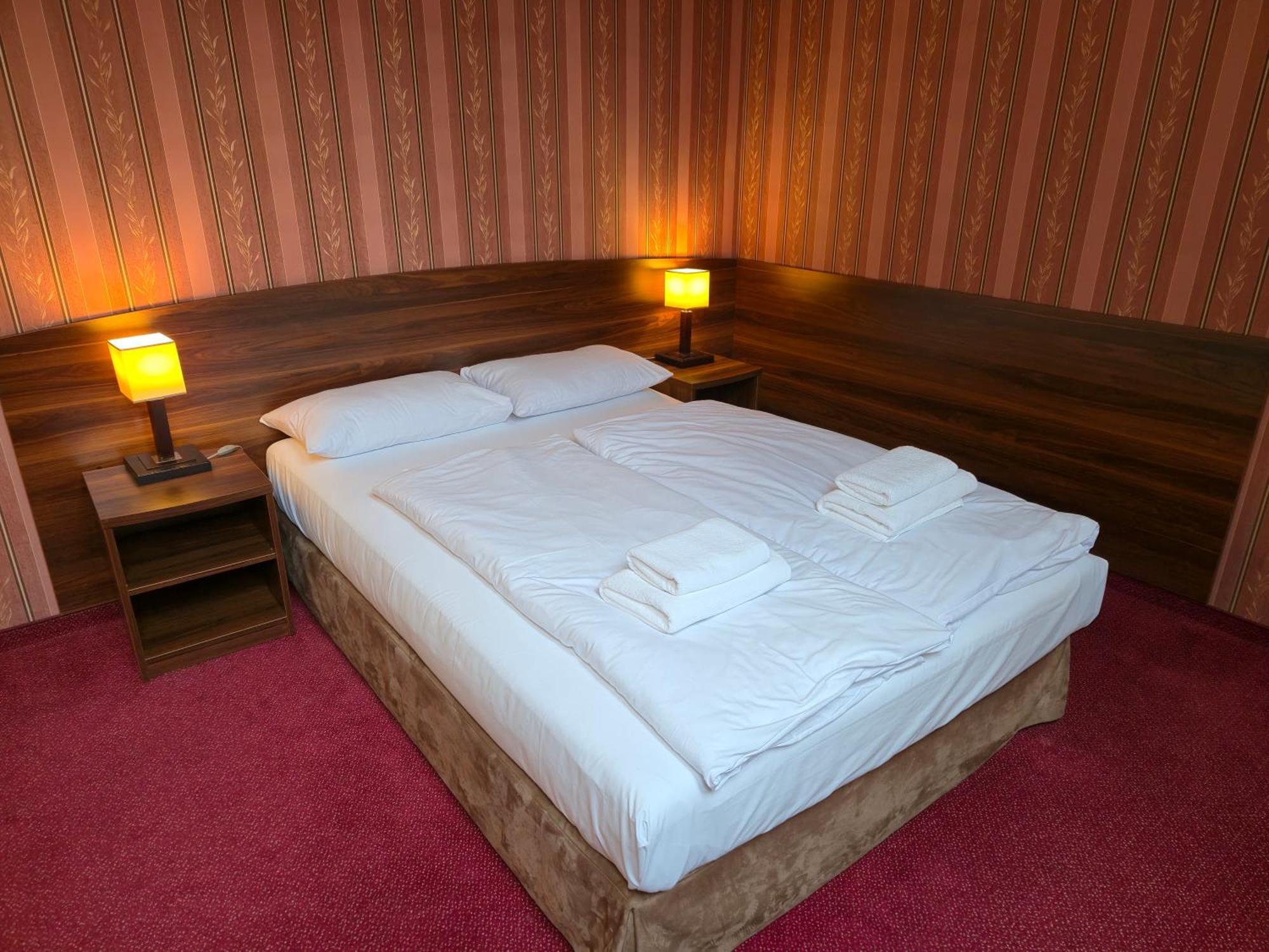 Hotel Dworski Galaktyczny Park Warzymice Bagian luar foto
