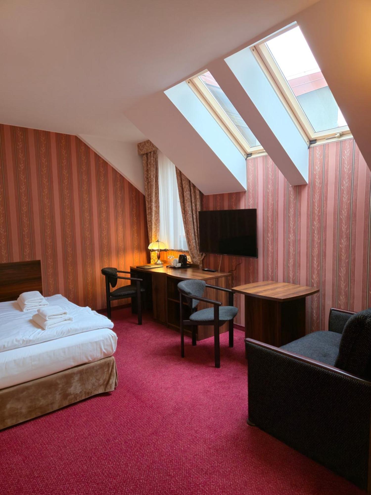 Hotel Dworski Galaktyczny Park Warzymice Bagian luar foto