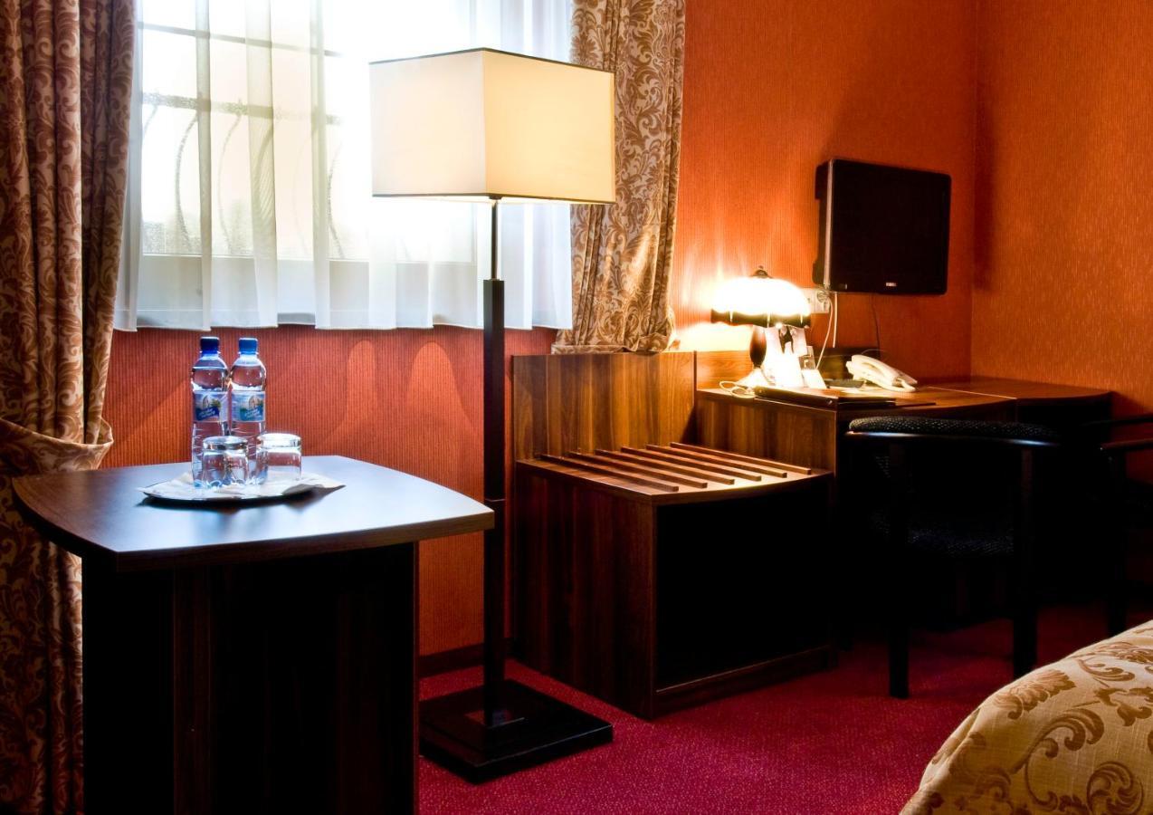 Hotel Dworski Galaktyczny Park Warzymice Ruang foto