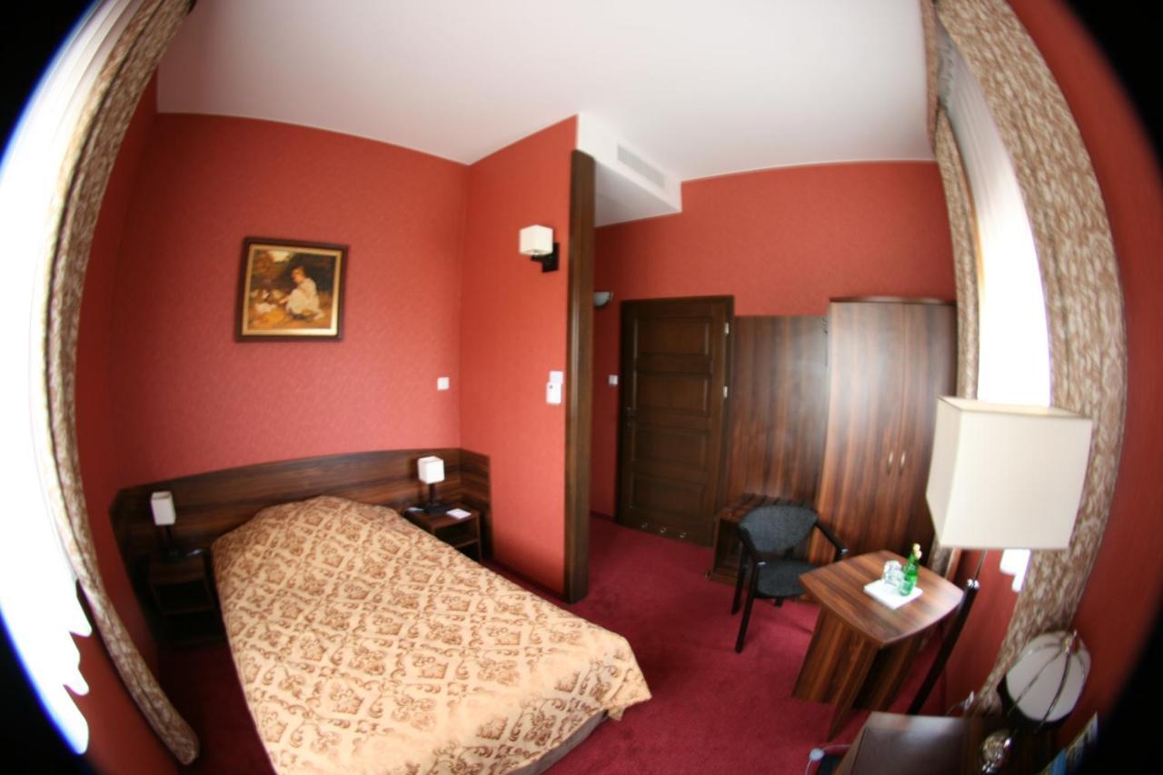 Hotel Dworski Galaktyczny Park Warzymice Ruang foto