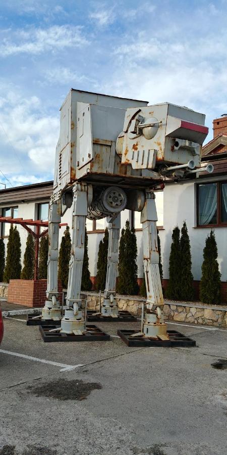 Hotel Dworski Galaktyczny Park Warzymice Bagian luar foto
